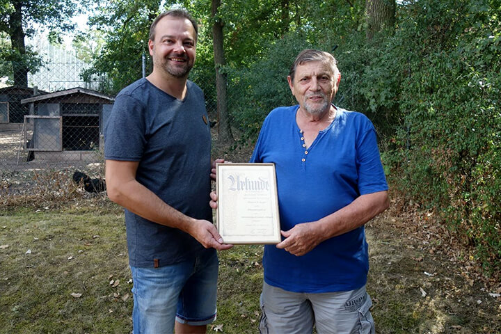Heinrich Beyer wurde zum Ehrenmitglied des Kleintierzuchtverein Illingen ernannt.